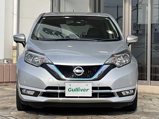 日産 ノート e－パワー メダリスト 静岡県 2017(平29)年 4.7万km ブリリアントシルバー 【主要装備】/純正ナビ　/アラウンドビューモニター　/CD/DVD/Blu-ray/Bluetooth/ハーフレザーシート　/ステアリングスイッチ　/ＥＴＣ　/スマートキー　/プッシュスタート　/ＬＥＤヘッドライト　/プリクラッシュセーフティ　/クリアランスソナー　/横滑り防止機能/純正15インチアルミホイール