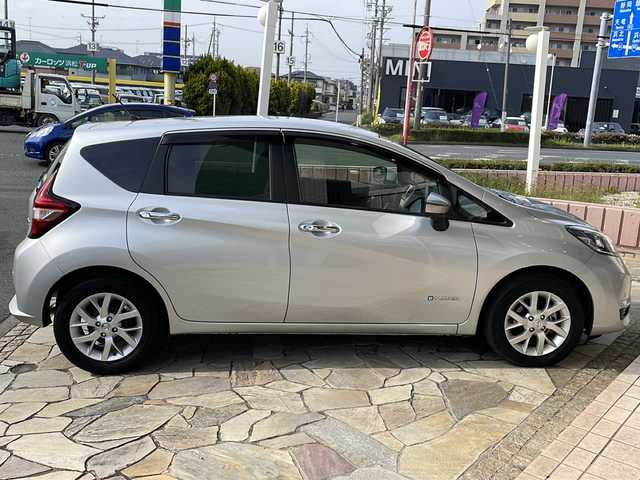 日産 ノート e－パワー メダリスト 静岡県 2017(平29)年 4.7万km ブリリアントシルバー 【主要装備】/純正ナビ　/アラウンドビューモニター　/CD/DVD/Blu-ray/Bluetooth/ハーフレザーシート　/ステアリングスイッチ　/ＥＴＣ　/スマートキー　/プッシュスタート　/ＬＥＤヘッドライト　/プリクラッシュセーフティ　/クリアランスソナー　/横滑り防止機能/純正15インチアルミホイール