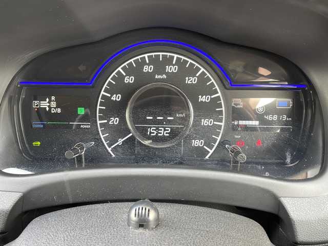 日産 ノート e－パワー メダリスト 静岡県 2017(平29)年 4.7万km ブリリアントシルバー 【主要装備】/純正ナビ　/アラウンドビューモニター　/CD/DVD/Blu-ray/Bluetooth/ハーフレザーシート　/ステアリングスイッチ　/ＥＴＣ　/スマートキー　/プッシュスタート　/ＬＥＤヘッドライト　/プリクラッシュセーフティ　/クリアランスソナー　/横滑り防止機能/純正15インチアルミホイール