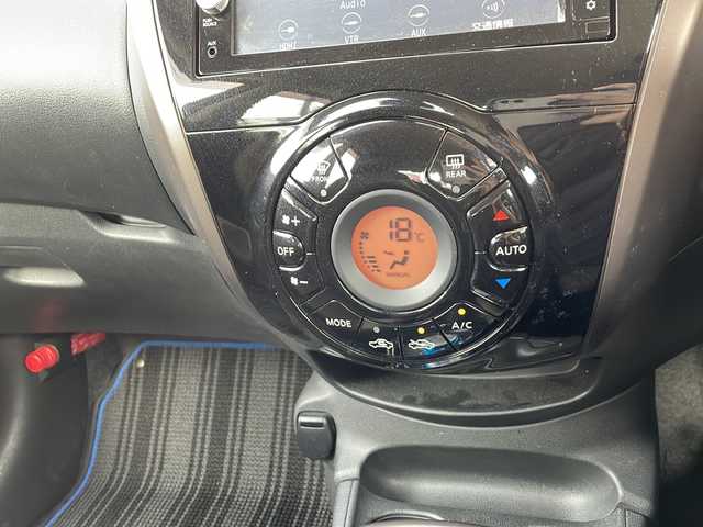 日産 ノート e－パワー メダリスト 静岡県 2017(平29)年 4.7万km ブリリアントシルバー 【主要装備】/純正ナビ　/アラウンドビューモニター　/CD/DVD/Blu-ray/Bluetooth/ハーフレザーシート　/ステアリングスイッチ　/ＥＴＣ　/スマートキー　/プッシュスタート　/ＬＥＤヘッドライト　/プリクラッシュセーフティ　/クリアランスソナー　/横滑り防止機能/純正15インチアルミホイール
