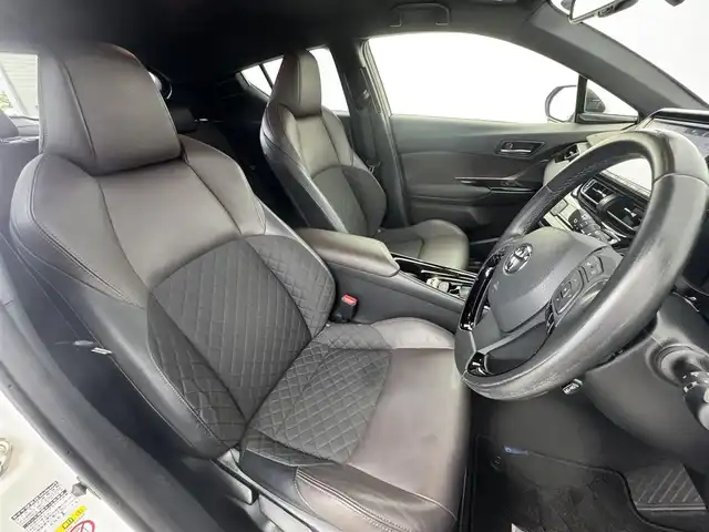 トヨタ Ｃ－ＨＲ G 愛知県 2018(平30)年 8.2万km ホワイトパールクリスタルシャイン 純正９インチナビ　/（フルセグ／ＢＴ／ＣＤ／ＤＶＤ）　/レーダークルーズコントロール　/バックモニター　/ブラインドスポットモニター　/衝突軽減システム /コーナーセンサー　/レーンキープアシスト　/ハーフレザーシート（ブラック）/前席シートヒーター　/ドライブレコーダー /ETC /純正AW