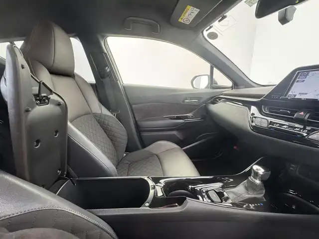 トヨタ Ｃ－ＨＲ G 愛知県 2018(平30)年 8.2万km ホワイトパールクリスタルシャイン 純正９インチナビ　/（フルセグ／ＢＴ／ＣＤ／ＤＶＤ）　/レーダークルーズコントロール　/バックモニター　/ブラインドスポットモニター　/衝突軽減システム /コーナーセンサー　/レーンキープアシスト　/ハーフレザーシート（ブラック）/前席シートヒーター　/ドライブレコーダー /ETC /純正AW