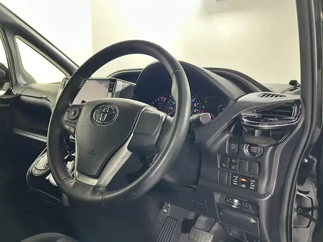 トヨタ ヴォクシー ZS 煌 佐賀県 2018(平30)年 3.3万km 黒 社外アルパイン製11インチナビ【EX11Z】/【フルセグTV.CD.DVD.Bluetooth】/社外アルパイン製12.8インチフリップダウンモニター/モデリスタエアロ/衝突被害軽減システム/バックカメラ/クルーズコントロール/クリアランスソナー/オートライト/オートマチックハイビーム/車線逸脱防止警報/前方ドライブレコーダー/ビルトインETC/LEDヘッドライト/両側パワースライドドア/ウォークスルー/ISOFIX対応シート/後席サンシェード/シートバックテーブル/フォグライト/ステアリングスイッチ/純正フロアマット/純正16インチアルミホイール
