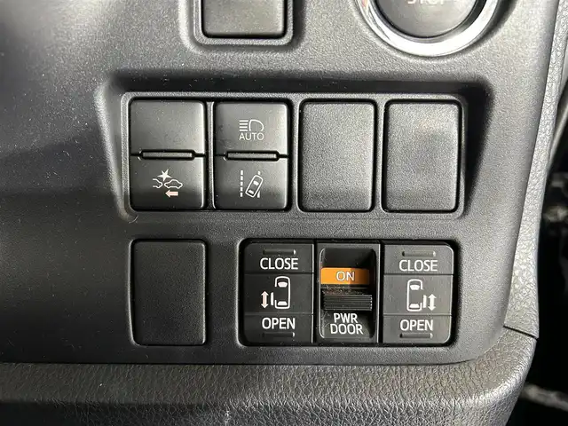 トヨタ ヴォクシー ZS 煌 佐賀県 2018(平30)年 3.3万km 黒 社外アルパイン製11インチナビ【EX11Z】/【フルセグTV.CD.DVD.Bluetooth】/社外アルパイン製12.8インチフリップダウンモニター/モデリスタエアロ/衝突被害軽減システム/バックカメラ/クルーズコントロール/クリアランスソナー/オートライト/オートマチックハイビーム/車線逸脱防止警報/前方ドライブレコーダー/ビルトインETC/LEDヘッドライト/両側パワースライドドア/ウォークスルー/ISOFIX対応シート/後席サンシェード/シートバックテーブル/フォグライト/ステアリングスイッチ/純正フロアマット/純正16インチアルミホイール