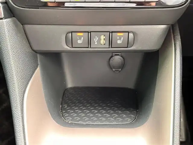トヨタ ヤリス ハイブリッド Z 宮城県 2020(令2)年 10万km ホワイトパールクリスタルシャイン セーフティセンス/・プリクラッシュセーフティ/・レーダークルーズコントロール/・レーントレーシングアシスト/・オートマチックハイビーム/クリアランスソナー/パーキングサポートブレーキ/ロードサインアシスト/ディスプレイオーディオ/・Bluetooth/・AppleCarPlay/AndroidAuto/・フルセグTV/バックカメラ/ビルトインETC/シートヒーター/革巻きステアリング/ステアリングスイッチ/LEDヘッドランプ/オートライト/スマートキー＆プッシュスタート/スペアキー1本/電動格納ミラー/純正フロアマット/ドアバイザー/W/サイド/カーテンエアバッグ