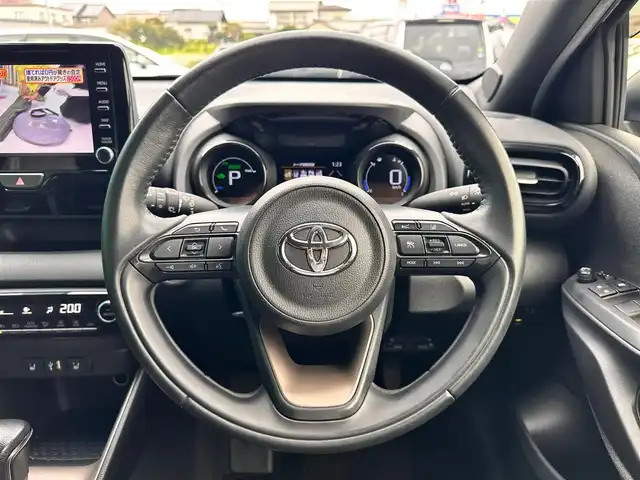 トヨタ ヤリス ハイブリッド Z 宮城県 2020(令2)年 10万km ホワイトパールクリスタルシャイン セーフティセンス/・プリクラッシュセーフティ/・レーダークルーズコントロール/・レーントレーシングアシスト/・オートマチックハイビーム/クリアランスソナー/パーキングサポートブレーキ/ロードサインアシスト/ディスプレイオーディオ/・Bluetooth/・AppleCarPlay/AndroidAuto/・フルセグTV/バックカメラ/ビルトインETC/シートヒーター/革巻きステアリング/ステアリングスイッチ/LEDヘッドランプ/オートライト/スマートキー＆プッシュスタート/スペアキー1本/電動格納ミラー/純正フロアマット/ドアバイザー/W/サイド/カーテンエアバッグ
