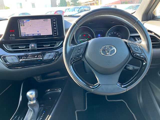 トヨタ Ｃ－ＨＲ G モード ネロ 香川県 2019(平31)年 5.6万km ブラックマイカ 登録時走行距離：55714km/純正SDナビゲーション/【AM/FM/フルセグ/Bluetooth/HDMI/CD/DVD】/トヨタセーフティセンス/→プリクラッシュセーフティシステム/→LDA（レーンディパーチャーアラート）/→レーダークルーズコントロール/→AHB（オートハイビーム）/シートヒーター（前席）/コーナーセンサー（前後）/ビルトインETC/LEDオートライト/LEDフォグランプ/オートホールド付きブレーキ/ドライブレコーダー/純正18インチアルミホイール/純正フロアマット/スペアキー/スマートキー/プッシュスタート