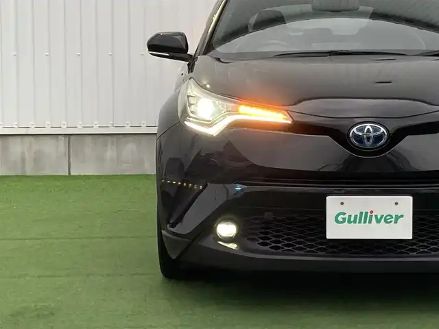 トヨタ Ｃ－ＨＲ G モード ネロ 香川県 2019(平31)年 5.6万km ブラックマイカ 登録時走行距離：55714km/純正SDナビゲーション/【AM/FM/フルセグ/Bluetooth/HDMI/CD/DVD】/トヨタセーフティセンス/→プリクラッシュセーフティシステム/→LDA（レーンディパーチャーアラート）/→レーダークルーズコントロール/→AHB（オートハイビーム）/シートヒーター（前席）/コーナーセンサー（前後）/ビルトインETC/LEDオートライト/LEDフォグランプ/オートホールド付きブレーキ/ドライブレコーダー/純正18インチアルミホイール/純正フロアマット/スペアキー/スマートキー/プッシュスタート