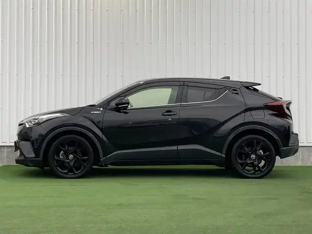 トヨタ Ｃ－ＨＲ G モード ネロ 香川県 2019(平31)年 5.6万km ブラックマイカ 登録時走行距離：55714km/純正SDナビゲーション/【AM/FM/フルセグ/Bluetooth/HDMI/CD/DVD】/トヨタセーフティセンス/→プリクラッシュセーフティシステム/→LDA（レーンディパーチャーアラート）/→レーダークルーズコントロール/→AHB（オートハイビーム）/シートヒーター（前席）/コーナーセンサー（前後）/ビルトインETC/LEDオートライト/LEDフォグランプ/オートホールド付きブレーキ/ドライブレコーダー/純正18インチアルミホイール/純正フロアマット/スペアキー/スマートキー/プッシュスタート