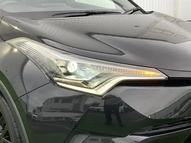 トヨタ Ｃ－ＨＲ G モード ネロ 香川県 2019(平31)年 5.6万km ブラックマイカ 登録時走行距離：55714km/純正SDナビゲーション/【AM/FM/フルセグ/Bluetooth/HDMI/CD/DVD】/トヨタセーフティセンス/→プリクラッシュセーフティシステム/→LDA（レーンディパーチャーアラート）/→レーダークルーズコントロール/→AHB（オートハイビーム）/シートヒーター（前席）/コーナーセンサー（前後）/ビルトインETC/LEDオートライト/LEDフォグランプ/オートホールド付きブレーキ/ドライブレコーダー/純正18インチアルミホイール/純正フロアマット/スペアキー/スマートキー/プッシュスタート