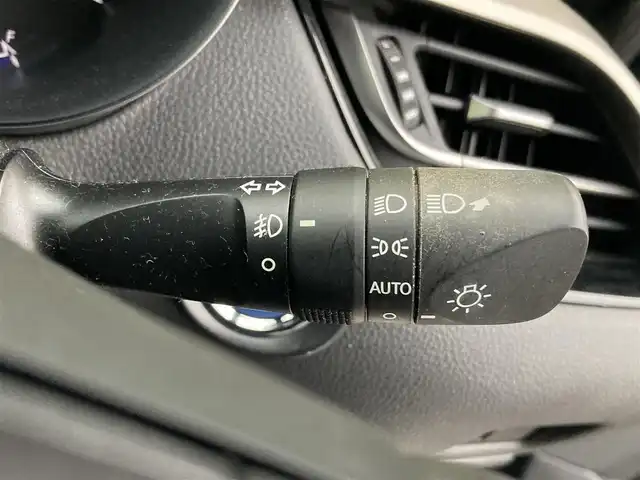 トヨタ Ｃ－ＨＲ G モード ネロ 香川県 2019(平31)年 5.6万km ブラックマイカ 登録時走行距離：55714km/純正SDナビゲーション/【AM/FM/フルセグ/Bluetooth/HDMI/CD/DVD】/トヨタセーフティセンス/→プリクラッシュセーフティシステム/→LDA（レーンディパーチャーアラート）/→レーダークルーズコントロール/→AHB（オートハイビーム）/シートヒーター（前席）/コーナーセンサー（前後）/ビルトインETC/LEDオートライト/LEDフォグランプ/オートホールド付きブレーキ/ドライブレコーダー/純正18インチアルミホイール/純正フロアマット/スペアキー/スマートキー/プッシュスタート