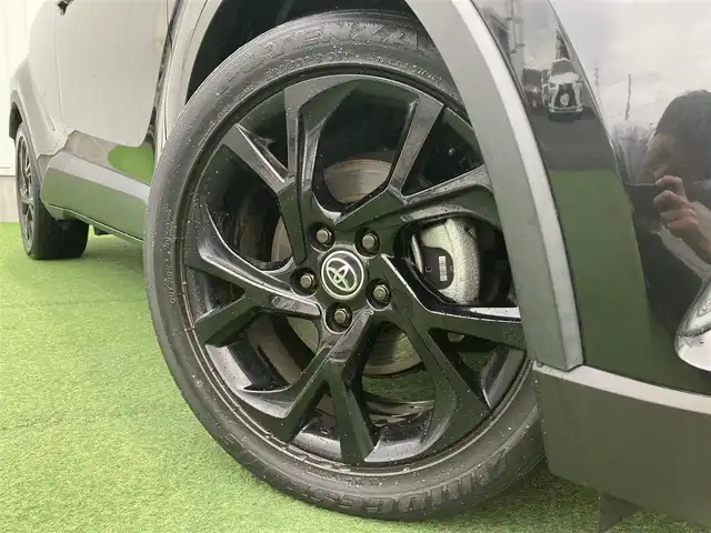 トヨタ Ｃ－ＨＲ G モード ネロ 香川県 2019(平31)年 5.6万km ブラックマイカ 登録時走行距離：55714km/純正SDナビゲーション/【AM/FM/フルセグ/Bluetooth/HDMI/CD/DVD】/トヨタセーフティセンス/→プリクラッシュセーフティシステム/→LDA（レーンディパーチャーアラート）/→レーダークルーズコントロール/→AHB（オートハイビーム）/シートヒーター（前席）/コーナーセンサー（前後）/ビルトインETC/LEDオートライト/LEDフォグランプ/オートホールド付きブレーキ/ドライブレコーダー/純正18インチアルミホイール/純正フロアマット/スペアキー/スマートキー/プッシュスタート