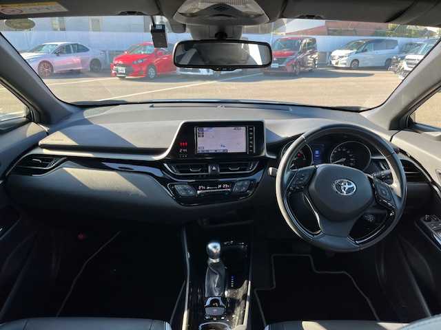 トヨタ Ｃ－ＨＲ G モード ネロ 香川県 2019(平31)年 5.6万km ブラックマイカ 登録時走行距離：55714km/純正SDナビゲーション/【AM/FM/フルセグ/Bluetooth/HDMI/CD/DVD】/トヨタセーフティセンス/→プリクラッシュセーフティシステム/→LDA（レーンディパーチャーアラート）/→レーダークルーズコントロール/→AHB（オートハイビーム）/シートヒーター（前席）/コーナーセンサー（前後）/ビルトインETC/LEDオートライト/LEDフォグランプ/オートホールド付きブレーキ/ドライブレコーダー/純正18インチアルミホイール/純正フロアマット/スペアキー/スマートキー/プッシュスタート
