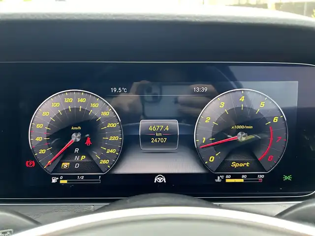 メルセデス・ベンツ Ｅ２００ SW アバンギャルド スポーツ 東京都 2018(平30)年 2.5万km ダイヤモンドホワイト レザーパッケージ/レーダーセーフティパッケージ/ナッパ革シート/エアバランスパッケージ/Burmesterサラウンドサウンドシステム/純正HDDナビ/360度カメラシステム/アクティブパーキングアシスト/アクティブディスタンスディストロニック/アクティブレーンチェンジアシスト/アクティブエマージェンシーストップアシスト/アクティブブラインドスポットアシスト/アクティブレーンキーピングアシスト/ステアリングパイロット/アクティブブレーキアシスト/緊急回避補助システム/トラフィックサインアシスト/パワーバックドア/マルチビームLEDヘッドライト/アダプティブハイビームアシストプラス/純正19インチアルミホイール/ブラッシュアッシュ木目調インパネ加飾/革巻きステアリングホイール/ステンレス製ペダル/メモリー付きパワーシート/シートヒーター/前後ドライブレコーダー/ETC2.0/パドルシフト/ステアリングスイッチ/プッシュスタート/電動格納ミラー/フロアマット/保証書/取扱説明書/スペアキー