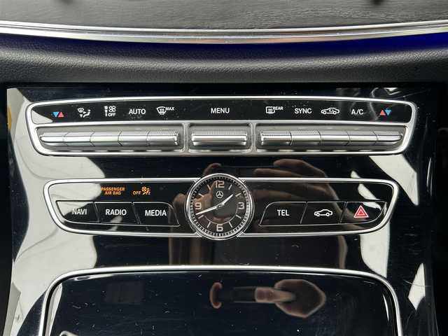 メルセデス・ベンツ Ｅ２００ SW アバンギャルド スポーツ 東京都 2018(平30)年 2.5万km ダイヤモンドホワイト レザーパッケージ/レーダーセーフティパッケージ/ナッパ革シート/エアバランスパッケージ/Burmesterサラウンドサウンドシステム/純正HDDナビ/360度カメラシステム/アクティブパーキングアシスト/アクティブディスタンスディストロニック/アクティブレーンチェンジアシスト/アクティブエマージェンシーストップアシスト/アクティブブラインドスポットアシスト/アクティブレーンキーピングアシスト/ステアリングパイロット/アクティブブレーキアシスト/緊急回避補助システム/トラフィックサインアシスト/パワーバックドア/マルチビームLEDヘッドライト/アダプティブハイビームアシストプラス/純正19インチアルミホイール/ブラッシュアッシュ木目調インパネ加飾/革巻きステアリングホイール/ステンレス製ペダル/メモリー付きパワーシート/シートヒーター/前後ドライブレコーダー/ETC2.0/パドルシフト/ステアリングスイッチ/プッシュスタート/電動格納ミラー/フロアマット/保証書/取扱説明書/スペアキー