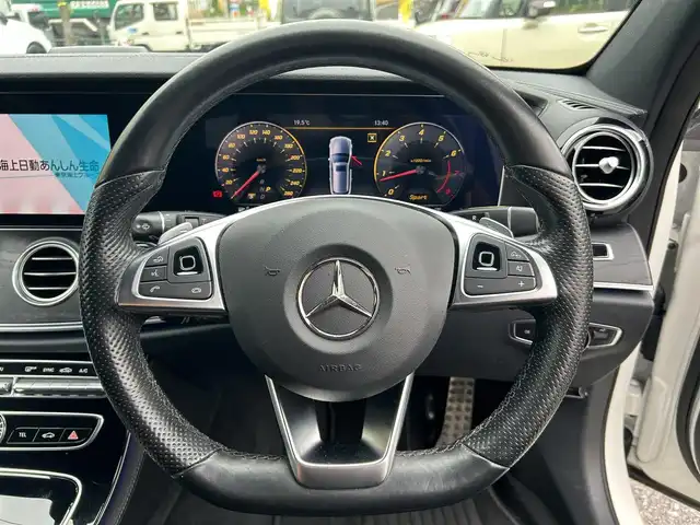 メルセデス・ベンツ Ｅ２００ SW アバンギャルド スポーツ 東京都 2018(平30)年 2.5万km ダイヤモンドホワイト レザーパッケージ/レーダーセーフティパッケージ/ナッパ革シート/エアバランスパッケージ/Burmesterサラウンドサウンドシステム/純正HDDナビ/360度カメラシステム/アクティブパーキングアシスト/アクティブディスタンスディストロニック/アクティブレーンチェンジアシスト/アクティブエマージェンシーストップアシスト/アクティブブラインドスポットアシスト/アクティブレーンキーピングアシスト/ステアリングパイロット/アクティブブレーキアシスト/緊急回避補助システム/トラフィックサインアシスト/パワーバックドア/マルチビームLEDヘッドライト/アダプティブハイビームアシストプラス/純正19インチアルミホイール/ブラッシュアッシュ木目調インパネ加飾/革巻きステアリングホイール/ステンレス製ペダル/メモリー付きパワーシート/シートヒーター/前後ドライブレコーダー/ETC2.0/パドルシフト/ステアリングスイッチ/プッシュスタート/電動格納ミラー/フロアマット/保証書/取扱説明書/スペアキー