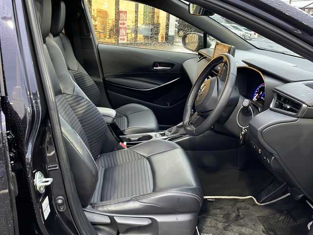 トヨタ カローラツーリング ハイブリッド ダブルバイビー 新潟県 2022(令4)年 3.3万km スパークリングブラックパールクリスタルシャイン 純正ナビ/(CD/DVD/Bluetooth/Miracast)/バックカメラ/トヨタセーフティセンス/・プリクラッシュセーフティー/・レーンディパーチャーアラート/・パーキングサポートブレーキ/・前後コーナーセンサー/・レーダークルーズコントロール/・オートマチックハイビーム/ブラインドスポットモニター/ハーフレザーシート/D/N席シートヒーター/ステアリングスイッチ/ステアリングヒーター/LEDオートライト/オートハイビーム/純正フロアマット/純正ドアバイザー/スマートキー/プッシュスタート/ビルトインETC/取扱説明書/保証書