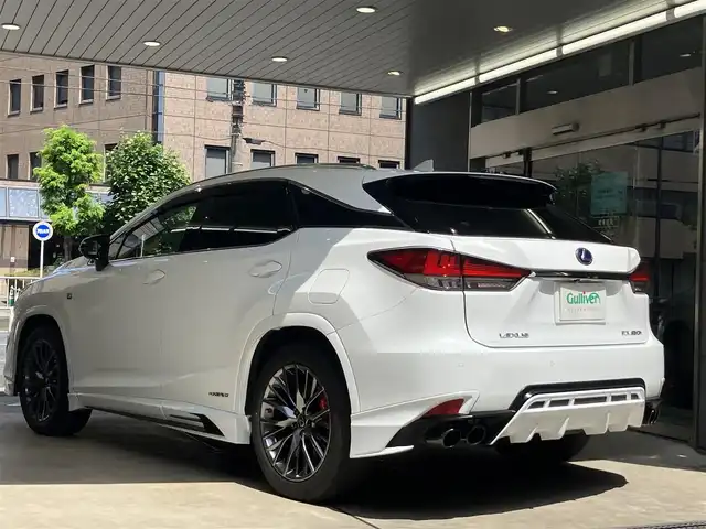 レクサス ＲＸ 450h Fスポーツ 東京都 2021(令3)年 5.9万km ホワイトノーヴァガラスフレーク セーフティシステムプラス/・プリクラッシュセーフティ/・レーントレーシングアシスト/・オートマチックハイビーム/・レーダークルーズコントロール/・ロードサインアシスト/・先行車発進告知機能/TRDエアロパーツ/4本出しマフラー/サンルーフ/ブラインドスポットモニター　BSM/ヘッドアイディスプレイ HUD/純正SDナビ/（TV DVD BT USB端子 Apple CarPlay AndroidAuto)/バックカメラ/パドルシフト/赤皮シート　シートヒーター・エアーシート/三眼LEDヘッドライト・フォグランプ/コーナーセンサー /スマートキー・カードキー/ビルトインETC/ドライブレコーダー/ステアリングヒーター/GPSレーダー/AC100V/保証書・取扱説明書・ディーラー記録簿