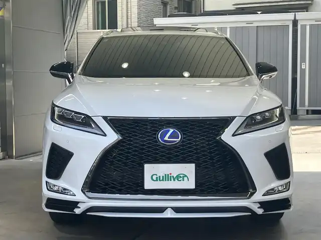 レクサス ＲＸ 450h Fスポーツ 東京都 2021(令3)年 5.9万km ホワイトノーヴァガラスフレーク セーフティシステムプラス/・プリクラッシュセーフティ/・レーントレーシングアシスト/・オートマチックハイビーム/・レーダークルーズコントロール/・ロードサインアシスト/・先行車発進告知機能/TRDエアロパーツ/4本出しマフラー/サンルーフ/ブラインドスポットモニター　BSM/ヘッドアイディスプレイ HUD/純正SDナビ/（TV DVD BT USB端子 Apple CarPlay AndroidAuto)/バックカメラ/パドルシフト/赤皮シート　シートヒーター・エアーシート/三眼LEDヘッドライト・フォグランプ/コーナーセンサー /スマートキー・カードキー/ビルトインETC/ドライブレコーダー/ステアリングヒーター/GPSレーダー/AC100V/保証書・取扱説明書・ディーラー記録簿