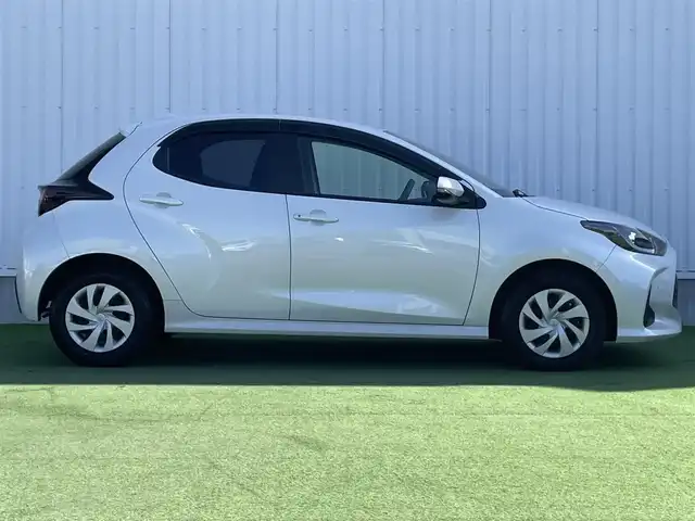 トヨタ ヤリス X 香川県 2023(令5)年 1.6万km プラチナホワイトパールマイカ 登録時走行距離：16078km/トヨタセーフティーセンス/純正8インチディスプレイオーディオ/→コネクトナビ機能付き/→フルセグTV/→Bluetooth/ステアリングリモコン/オートライト/オートハイビーム/前後ドライブレコーダー/スマートキー/プッシュスタート/電動格納ウィンカーミラー