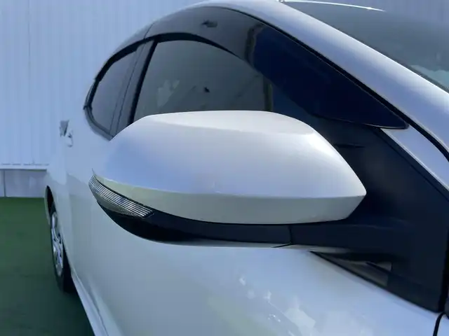 トヨタ ヤリス X 香川県 2023(令5)年 1.6万km プラチナホワイトパールマイカ 登録時走行距離：16078km/トヨタセーフティーセンス/純正8インチディスプレイオーディオ/→コネクトナビ機能付き/→フルセグTV/→Bluetooth/ステアリングリモコン/オートライト/オートハイビーム/前後ドライブレコーダー/スマートキー/プッシュスタート/電動格納ウィンカーミラー