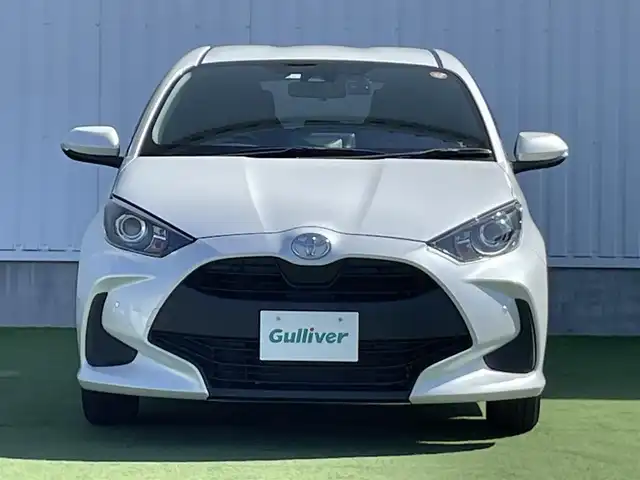 トヨタ ヤリス X 香川県 2023(令5)年 1.6万km プラチナホワイトパールマイカ 登録時走行距離：16078km/トヨタセーフティーセンス/純正8インチディスプレイオーディオ/→コネクトナビ機能付き/→フルセグTV/→Bluetooth/ステアリングリモコン/オートライト/オートハイビーム/前後ドライブレコーダー/スマートキー/プッシュスタート/電動格納ウィンカーミラー