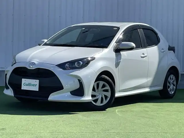 トヨタ ヤリス X 香川県 2023(令5)年 1.6万km プラチナホワイトパールマイカ 登録時走行距離：16078km/トヨタセーフティーセンス/純正8インチディスプレイオーディオ/→コネクトナビ機能付き/→フルセグTV/→Bluetooth/ステアリングリモコン/オートライト/オートハイビーム/前後ドライブレコーダー/スマートキー/プッシュスタート/電動格納ウィンカーミラー