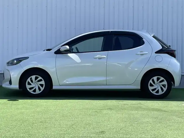 トヨタ ヤリス X 香川県 2023(令5)年 1.6万km プラチナホワイトパールマイカ 登録時走行距離：16078km/トヨタセーフティーセンス/純正8インチディスプレイオーディオ/→コネクトナビ機能付き/→フルセグTV/→Bluetooth/ステアリングリモコン/オートライト/オートハイビーム/前後ドライブレコーダー/スマートキー/プッシュスタート/電動格納ウィンカーミラー