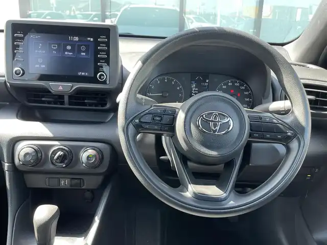 トヨタ ヤリス X 香川県 2023(令5)年 1.6万km プラチナホワイトパールマイカ 登録時走行距離：16078km/トヨタセーフティーセンス/純正8インチディスプレイオーディオ/→コネクトナビ機能付き/→フルセグTV/→Bluetooth/ステアリングリモコン/オートライト/オートハイビーム/前後ドライブレコーダー/スマートキー/プッシュスタート/電動格納ウィンカーミラー