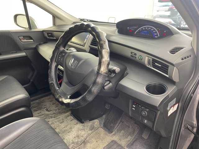 ホンダ フリード G ジャストセレクション+ 兵庫県 2014(平26)年 2.3万km モダンスティールM ・ワンオーナー車/・純正ナビ（CD/DVD/TV/SD/BT)/・片側パワースライドドア/・ハーフレザーシート/・HIDヘッドライト/・ビルトインETC/・3列シート/・2列目外側アームレスト/・スマートキー/・バックカメラ/・オートライト