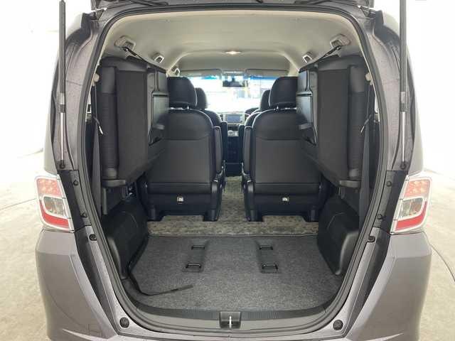 ホンダ フリード G ジャストセレクション+ 兵庫県 2014(平26)年 2.3万km モダンスティールM ・ワンオーナー車/・純正ナビ（CD/DVD/TV/SD/BT)/・片側パワースライドドア/・ハーフレザーシート/・HIDヘッドライト/・ビルトインETC/・3列シート/・2列目外側アームレスト/・スマートキー/・バックカメラ/・オートライト