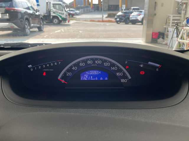 ホンダ フリード G ジャストセレクション+ 兵庫県 2014(平26)年 2.3万km モダンスティールM ・ワンオーナー車/・純正ナビ（CD/DVD/TV/SD/BT)/・片側パワースライドドア/・ハーフレザーシート/・HIDヘッドライト/・ビルトインETC/・3列シート/・2列目外側アームレスト/・スマートキー/・バックカメラ/・オートライト