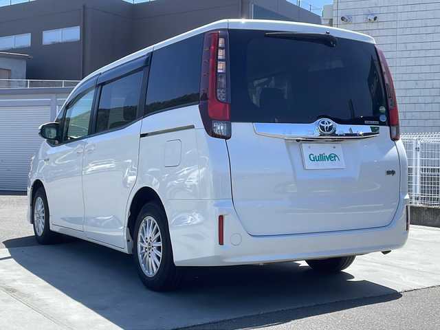 トヨタ ノア ハイブリッド G 山梨県 2017(平29)年 2.6万km ホワイトパールクリスタルシャイン 純正10インチナビ/地デジTV/純正CD/DVD/Bluetooth/バックカメラ/フリップダウンリアモニター/両側パワースライドドア/セーフティセンス/オートハイビーム/前席シートヒーター/LEDヘッドライト/純正15インチAW/スマートキー/ビルトインETC