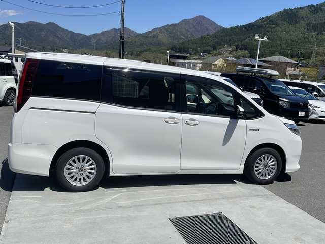 トヨタ ノア ハイブリッド G 山梨県 2017(平29)年 2.6万km ホワイトパールクリスタルシャイン 純正10インチナビ/地デジTV/純正CD/DVD/Bluetooth/バックカメラ/フリップダウンリアモニター/両側パワースライドドア/セーフティセンス/オートハイビーム/前席シートヒーター/LEDヘッドライト/純正15インチAW/スマートキー/ビルトインETC