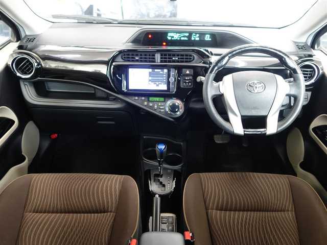 トヨタ アクア G 静岡県 2012(平24)年 6.9万km ブラックマイカ 禁煙車/純正SDナビ（NSZT-W62G)/　CD/DVD/SD/DS/フルセグTV/BT/ビューティーパッケージ/　ナノイー/　前席シートヒーター/ETC/室内灯LED/インパネブラック加飾/社外15インチAW/規格外ステアリング/リモコンキー/純正フロアマット/純正ドアバイザー/保証書/取扱説明書
