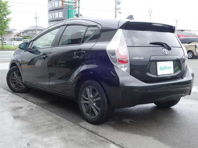 トヨタ アクア G 静岡県 2012(平24)年 6.9万km ブラックマイカ 禁煙車/純正SDナビ（NSZT-W62G)/　CD/DVD/SD/DS/フルセグTV/BT/ビューティーパッケージ/　ナノイー/　前席シートヒーター/ETC/室内灯LED/インパネブラック加飾/社外15インチAW/規格外ステアリング/リモコンキー/純正フロアマット/純正ドアバイザー/保証書/取扱説明書