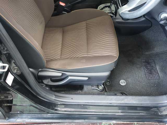 トヨタ アクア G 静岡県 2012(平24)年 6.9万km ブラックマイカ 禁煙車/純正SDナビ（NSZT-W62G)/　CD/DVD/SD/DS/フルセグTV/BT/ビューティーパッケージ/　ナノイー/　前席シートヒーター/ETC/室内灯LED/インパネブラック加飾/社外15インチAW/規格外ステアリング/リモコンキー/純正フロアマット/純正ドアバイザー/保証書/取扱説明書