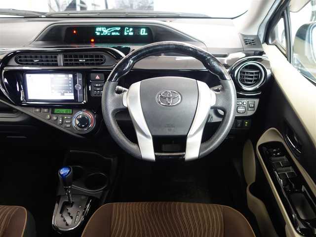 トヨタ アクア G 静岡県 2012(平24)年 6.9万km ブラックマイカ 禁煙車/純正SDナビ（NSZT-W62G)/　CD/DVD/SD/DS/フルセグTV/BT/ビューティーパッケージ/　ナノイー/　前席シートヒーター/ETC/室内灯LED/インパネブラック加飾/社外15インチAW/規格外ステアリング/リモコンキー/純正フロアマット/純正ドアバイザー/保証書/取扱説明書