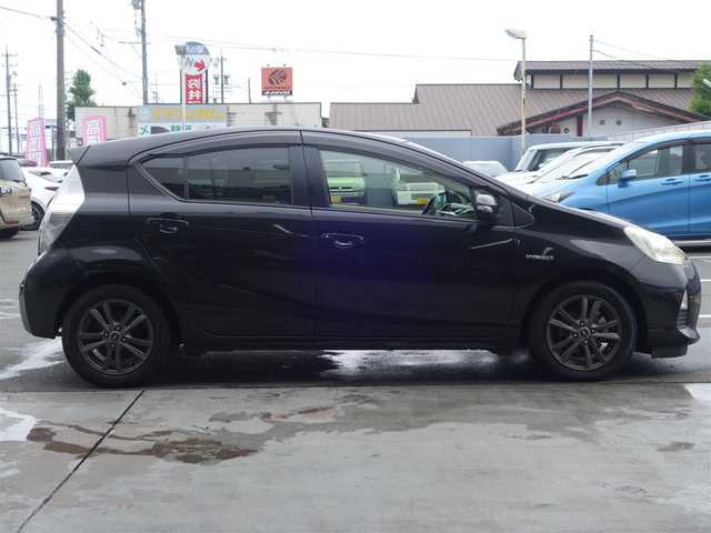 トヨタ アクア G 静岡県 2012(平24)年 6.9万km ブラックマイカ 禁煙車/純正SDナビ（NSZT-W62G)/　CD/DVD/SD/DS/フルセグTV/BT/ビューティーパッケージ/　ナノイー/　前席シートヒーター/ETC/室内灯LED/インパネブラック加飾/社外15インチAW/規格外ステアリング/リモコンキー/純正フロアマット/純正ドアバイザー/保証書/取扱説明書