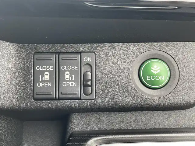 ホンダ ステップワゴン スパーダ クルスピセンシング 愛媛県 2017(平29)年 6.5万km プレミアムスパークルブラックパール 両側パワースライドドア/フリップダウンモニター/純正メモリナビ/CD/DVD/BT/MSV/iPod/フルセグTV/バックカメラ/ビルトインETC2.0/衝突被害軽減ブレーキ/レーンキープアシストシステム/アダプティブクルーズコントロール/ハーフレザーシート/D席＋N席シートヒーター/LEDヘッドライト/フォグライト/オートライト/純正フロアマット/後席サンシェード/純正16インチアルミホイール/スマートキー/プッシュスタート