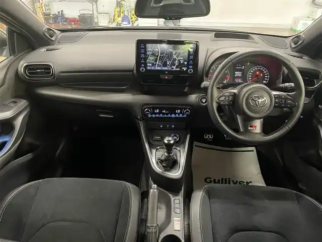 トヨタ ＧＲヤリス RZ ハイパフォーマンス 道央・札幌 2021(令3)年 3万km プラチナホワイトパールマイカ 4WD/ワンオーナー/6速MT/純正ディスプレイオーディオ/ナビゲーション/・フルセグTV/BT/USB/AM/FM/JBLサウンドシステム/バックカメラ/トヨタセーフティセンス/・プリクラッシュセーフティ/・レーントレーシングアシスト/・レーンディパーチャーアラート/・ロードサインアシスト/・発進遅れ告知機能/・緊急操舵支援機能/・低速時加速抑制機能/横滑り防止装置/前後コーナーセンサー/ブラインドスポットモニター/ヘッドアップディスプレイ/レーダークルーズコントロール/ビルトインETC/社外前後ドライブレコーダー/ハーフレザーシート/前席シートヒーター/ステアリングヒーター/ステアリングリモコン/アイドリングストップ/ウインカーミラー/純正フロアマット/プッシュスタート/スマートキーx2/オートライト/オートハイビーム/LEDヘッドライト/フォグライト/ヘッドライトレベライザー/純正18インチAW/新車時保証書/取扱説明書