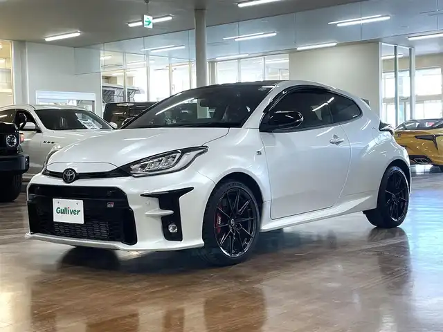 トヨタ ＧＲヤリス RZ ハイパフォーマンス 道央・札幌 2021(令3)年 3万km プラチナホワイトパールマイカ 4WD/ワンオーナー/6速MT/純正ディスプレイオーディオ/ナビゲーション/・フルセグTV/BT/USB/AM/FM/JBLサウンドシステム/バックカメラ/トヨタセーフティセンス/・プリクラッシュセーフティ/・レーントレーシングアシスト/・レーンディパーチャーアラート/・ロードサインアシスト/・発進遅れ告知機能/・緊急操舵支援機能/・低速時加速抑制機能/横滑り防止装置/前後コーナーセンサー/ブラインドスポットモニター/ヘッドアップディスプレイ/レーダークルーズコントロール/ビルトインETC/社外前後ドライブレコーダー/ハーフレザーシート/前席シートヒーター/ステアリングヒーター/ステアリングリモコン/アイドリングストップ/ウインカーミラー/純正フロアマット/プッシュスタート/スマートキーx2/オートライト/オートハイビーム/LEDヘッドライト/フォグライト/ヘッドライトレベライザー/純正18インチAW/新車時保証書/取扱説明書