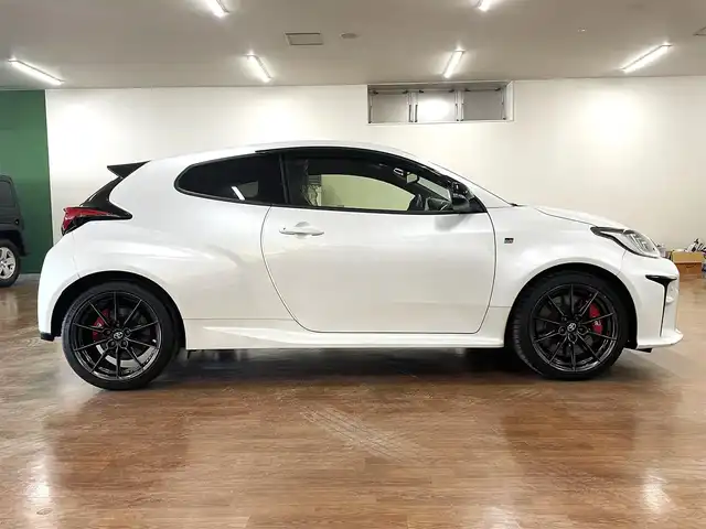 トヨタ ＧＲヤリス RZ ハイパフォーマンス 道央・札幌 2021(令3)年 3万km プラチナホワイトパールマイカ 4WD/ワンオーナー/6速MT/純正ディスプレイオーディオ/ナビゲーション/・フルセグTV/BT/USB/AM/FM/JBLサウンドシステム/バックカメラ/トヨタセーフティセンス/・プリクラッシュセーフティ/・レーントレーシングアシスト/・レーンディパーチャーアラート/・ロードサインアシスト/・発進遅れ告知機能/・緊急操舵支援機能/・低速時加速抑制機能/横滑り防止装置/前後コーナーセンサー/ブラインドスポットモニター/ヘッドアップディスプレイ/レーダークルーズコントロール/ビルトインETC/社外前後ドライブレコーダー/ハーフレザーシート/前席シートヒーター/ステアリングヒーター/ステアリングリモコン/アイドリングストップ/ウインカーミラー/純正フロアマット/プッシュスタート/スマートキーx2/オートライト/オートハイビーム/LEDヘッドライト/フォグライト/ヘッドライトレベライザー/純正18インチAW/新車時保証書/取扱説明書