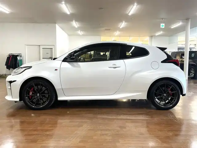 トヨタ ＧＲヤリス RZ ハイパフォーマンス 道央・札幌 2021(令3)年 3万km プラチナホワイトパールマイカ 4WD/ワンオーナー/6速MT/純正ディスプレイオーディオ/ナビゲーション/・フルセグTV/BT/USB/AM/FM/JBLサウンドシステム/バックカメラ/トヨタセーフティセンス/・プリクラッシュセーフティ/・レーントレーシングアシスト/・レーンディパーチャーアラート/・ロードサインアシスト/・発進遅れ告知機能/・緊急操舵支援機能/・低速時加速抑制機能/横滑り防止装置/前後コーナーセンサー/ブラインドスポットモニター/ヘッドアップディスプレイ/レーダークルーズコントロール/ビルトインETC/社外前後ドライブレコーダー/ハーフレザーシート/前席シートヒーター/ステアリングヒーター/ステアリングリモコン/アイドリングストップ/ウインカーミラー/純正フロアマット/プッシュスタート/スマートキーx2/オートライト/オートハイビーム/LEDヘッドライト/フォグライト/ヘッドライトレベライザー/純正18インチAW/新車時保証書/取扱説明書