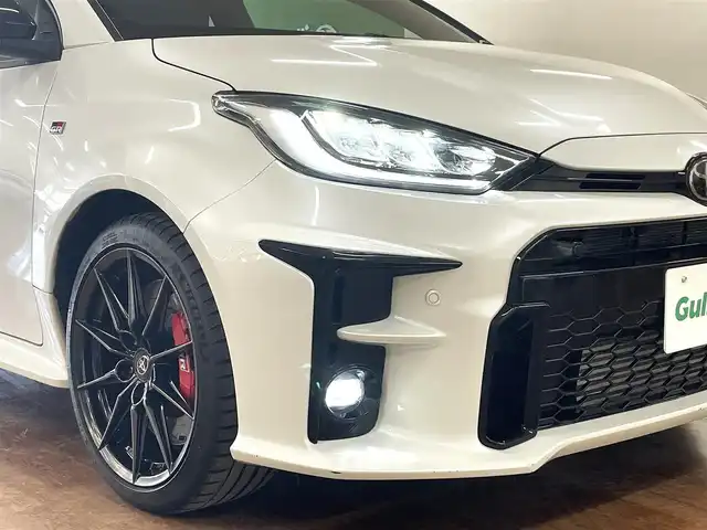 トヨタ ＧＲヤリス RZ ハイパフォーマンス 道央・札幌 2021(令3)年 3万km プラチナホワイトパールマイカ 4WD/ワンオーナー/6速MT/純正ディスプレイオーディオ/ナビゲーション/・フルセグTV/BT/USB/AM/FM/JBLサウンドシステム/バックカメラ/トヨタセーフティセンス/・プリクラッシュセーフティ/・レーントレーシングアシスト/・レーンディパーチャーアラート/・ロードサインアシスト/・発進遅れ告知機能/・緊急操舵支援機能/・低速時加速抑制機能/横滑り防止装置/前後コーナーセンサー/ブラインドスポットモニター/ヘッドアップディスプレイ/レーダークルーズコントロール/ビルトインETC/社外前後ドライブレコーダー/ハーフレザーシート/前席シートヒーター/ステアリングヒーター/ステアリングリモコン/アイドリングストップ/ウインカーミラー/純正フロアマット/プッシュスタート/スマートキーx2/オートライト/オートハイビーム/LEDヘッドライト/フォグライト/ヘッドライトレベライザー/純正18インチAW/新車時保証書/取扱説明書