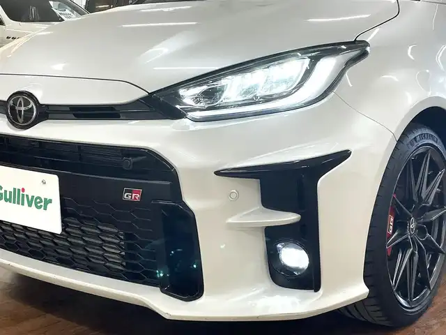 トヨタ ＧＲヤリス RZ ハイパフォーマンス 道央・札幌 2021(令3)年 3万km プラチナホワイトパールマイカ 4WD/ワンオーナー/6速MT/純正ディスプレイオーディオ/ナビゲーション/・フルセグTV/BT/USB/AM/FM/JBLサウンドシステム/バックカメラ/トヨタセーフティセンス/・プリクラッシュセーフティ/・レーントレーシングアシスト/・レーンディパーチャーアラート/・ロードサインアシスト/・発進遅れ告知機能/・緊急操舵支援機能/・低速時加速抑制機能/横滑り防止装置/前後コーナーセンサー/ブラインドスポットモニター/ヘッドアップディスプレイ/レーダークルーズコントロール/ビルトインETC/社外前後ドライブレコーダー/ハーフレザーシート/前席シートヒーター/ステアリングヒーター/ステアリングリモコン/アイドリングストップ/ウインカーミラー/純正フロアマット/プッシュスタート/スマートキーx2/オートライト/オートハイビーム/LEDヘッドライト/フォグライト/ヘッドライトレベライザー/純正18インチAW/新車時保証書/取扱説明書