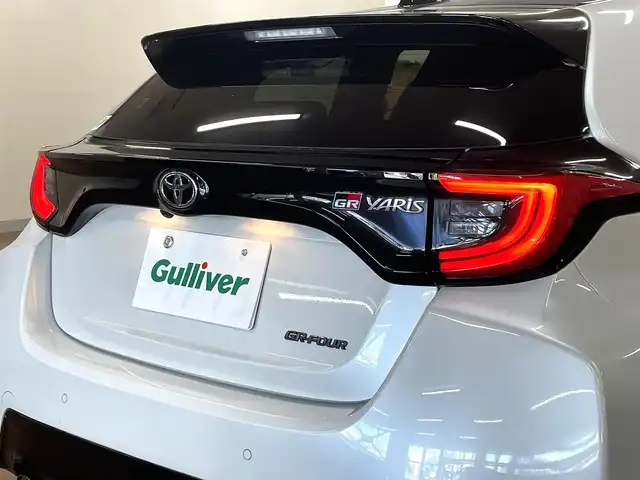 トヨタ ＧＲヤリス RZ ハイパフォーマンス 道央・札幌 2021(令3)年 3万km プラチナホワイトパールマイカ 4WD/ワンオーナー/6速MT/純正ディスプレイオーディオ/ナビゲーション/・フルセグTV/BT/USB/AM/FM/JBLサウンドシステム/バックカメラ/トヨタセーフティセンス/・プリクラッシュセーフティ/・レーントレーシングアシスト/・レーンディパーチャーアラート/・ロードサインアシスト/・発進遅れ告知機能/・緊急操舵支援機能/・低速時加速抑制機能/横滑り防止装置/前後コーナーセンサー/ブラインドスポットモニター/ヘッドアップディスプレイ/レーダークルーズコントロール/ビルトインETC/社外前後ドライブレコーダー/ハーフレザーシート/前席シートヒーター/ステアリングヒーター/ステアリングリモコン/アイドリングストップ/ウインカーミラー/純正フロアマット/プッシュスタート/スマートキーx2/オートライト/オートハイビーム/LEDヘッドライト/フォグライト/ヘッドライトレベライザー/純正18インチAW/新車時保証書/取扱説明書
