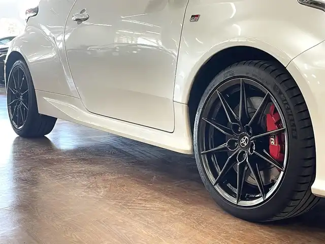 トヨタ ＧＲヤリス RZ ハイパフォーマンス 道央・札幌 2021(令3)年 3万km プラチナホワイトパールマイカ 4WD/ワンオーナー/6速MT/純正ディスプレイオーディオ/ナビゲーション/・フルセグTV/BT/USB/AM/FM/JBLサウンドシステム/バックカメラ/トヨタセーフティセンス/・プリクラッシュセーフティ/・レーントレーシングアシスト/・レーンディパーチャーアラート/・ロードサインアシスト/・発進遅れ告知機能/・緊急操舵支援機能/・低速時加速抑制機能/横滑り防止装置/前後コーナーセンサー/ブラインドスポットモニター/ヘッドアップディスプレイ/レーダークルーズコントロール/ビルトインETC/社外前後ドライブレコーダー/ハーフレザーシート/前席シートヒーター/ステアリングヒーター/ステアリングリモコン/アイドリングストップ/ウインカーミラー/純正フロアマット/プッシュスタート/スマートキーx2/オートライト/オートハイビーム/LEDヘッドライト/フォグライト/ヘッドライトレベライザー/純正18インチAW/新車時保証書/取扱説明書