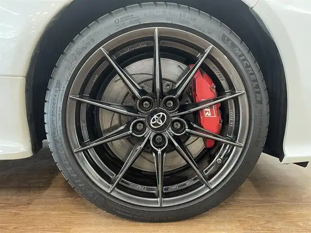 トヨタ ＧＲヤリス RZ ハイパフォーマンス 道央・札幌 2021(令3)年 3万km プラチナホワイトパールマイカ 4WD/ワンオーナー/6速MT/純正ディスプレイオーディオ/ナビゲーション/・フルセグTV/BT/USB/AM/FM/JBLサウンドシステム/バックカメラ/トヨタセーフティセンス/・プリクラッシュセーフティ/・レーントレーシングアシスト/・レーンディパーチャーアラート/・ロードサインアシスト/・発進遅れ告知機能/・緊急操舵支援機能/・低速時加速抑制機能/横滑り防止装置/前後コーナーセンサー/ブラインドスポットモニター/ヘッドアップディスプレイ/レーダークルーズコントロール/ビルトインETC/社外前後ドライブレコーダー/ハーフレザーシート/前席シートヒーター/ステアリングヒーター/ステアリングリモコン/アイドリングストップ/ウインカーミラー/純正フロアマット/プッシュスタート/スマートキーx2/オートライト/オートハイビーム/LEDヘッドライト/フォグライト/ヘッドライトレベライザー/純正18インチAW/新車時保証書/取扱説明書