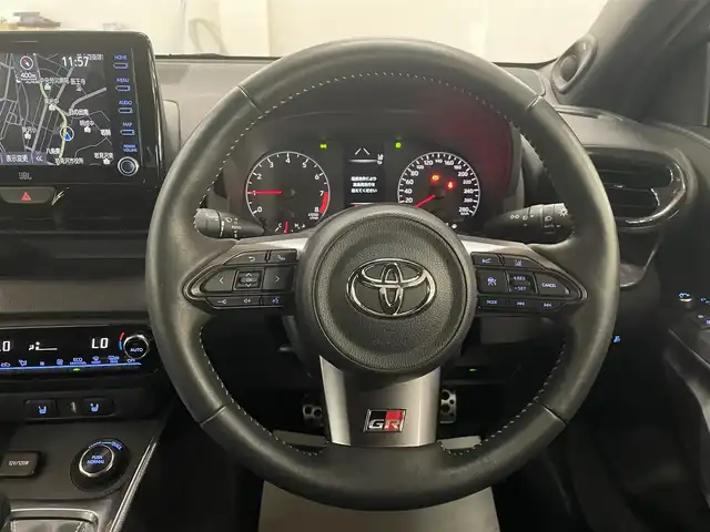 トヨタ ＧＲヤリス RZ ハイパフォーマンス 道央・札幌 2021(令3)年 3万km プラチナホワイトパールマイカ 4WD/ワンオーナー/6速MT/純正ディスプレイオーディオ/ナビゲーション/・フルセグTV/BT/USB/AM/FM/JBLサウンドシステム/バックカメラ/トヨタセーフティセンス/・プリクラッシュセーフティ/・レーントレーシングアシスト/・レーンディパーチャーアラート/・ロードサインアシスト/・発進遅れ告知機能/・緊急操舵支援機能/・低速時加速抑制機能/横滑り防止装置/前後コーナーセンサー/ブラインドスポットモニター/ヘッドアップディスプレイ/レーダークルーズコントロール/ビルトインETC/社外前後ドライブレコーダー/ハーフレザーシート/前席シートヒーター/ステアリングヒーター/ステアリングリモコン/アイドリングストップ/ウインカーミラー/純正フロアマット/プッシュスタート/スマートキーx2/オートライト/オートハイビーム/LEDヘッドライト/フォグライト/ヘッドライトレベライザー/純正18インチAW/新車時保証書/取扱説明書